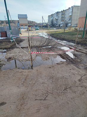 В Шуйском районе не знают, когда справятся с ямой на улице